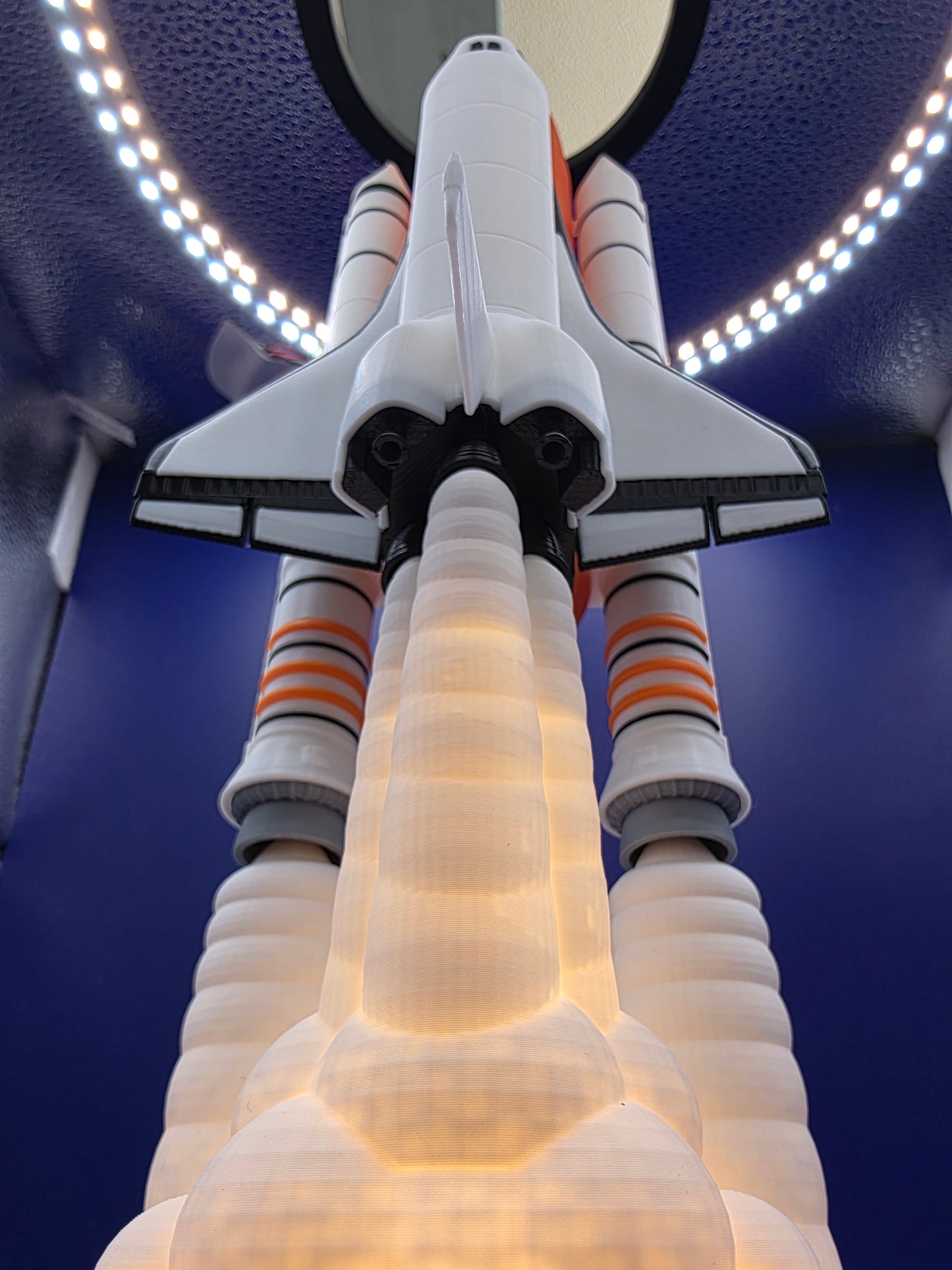 Space Shuttle Scale Model (1:200) with lamp